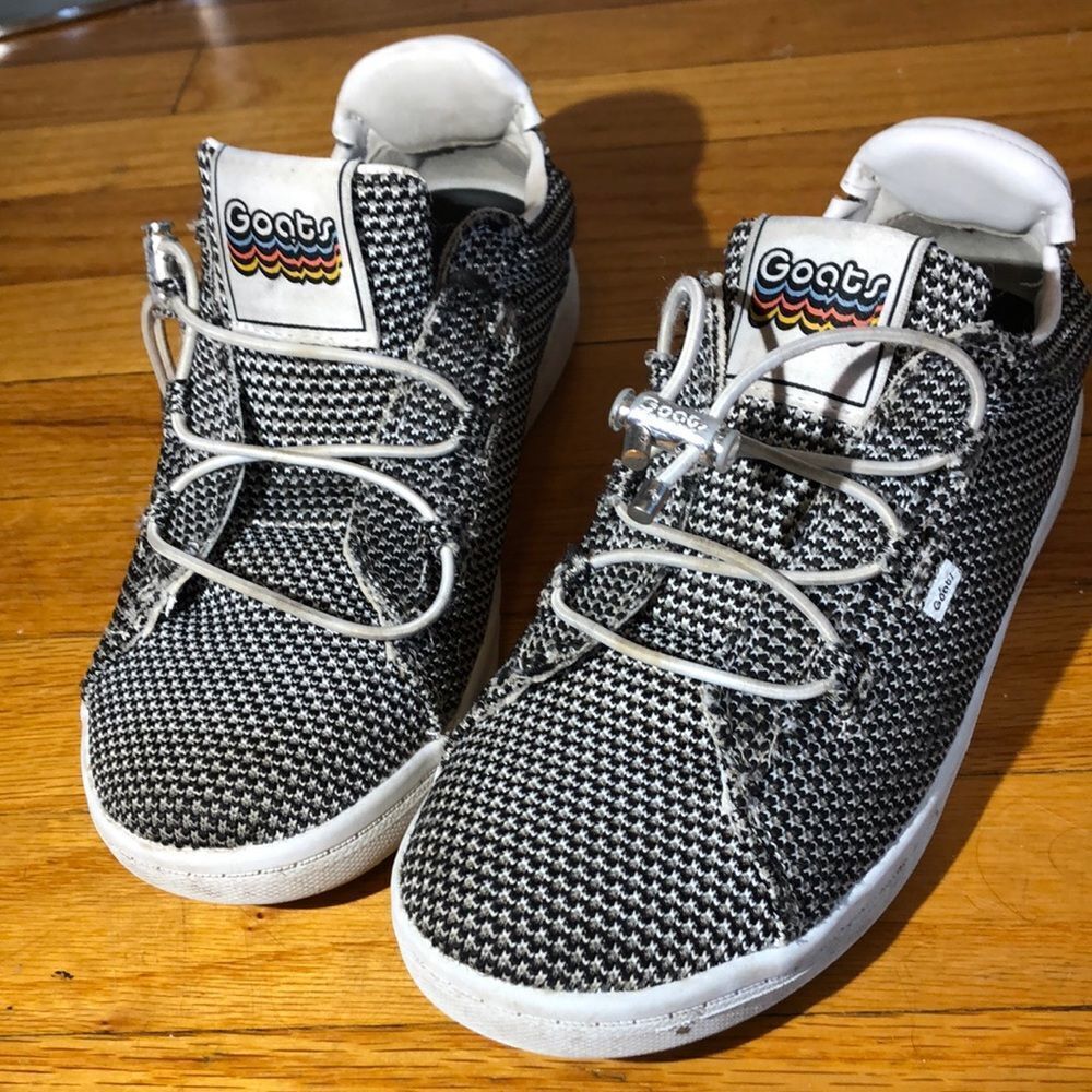 GOATS size 4 textured knit like fabric upper funky lace up